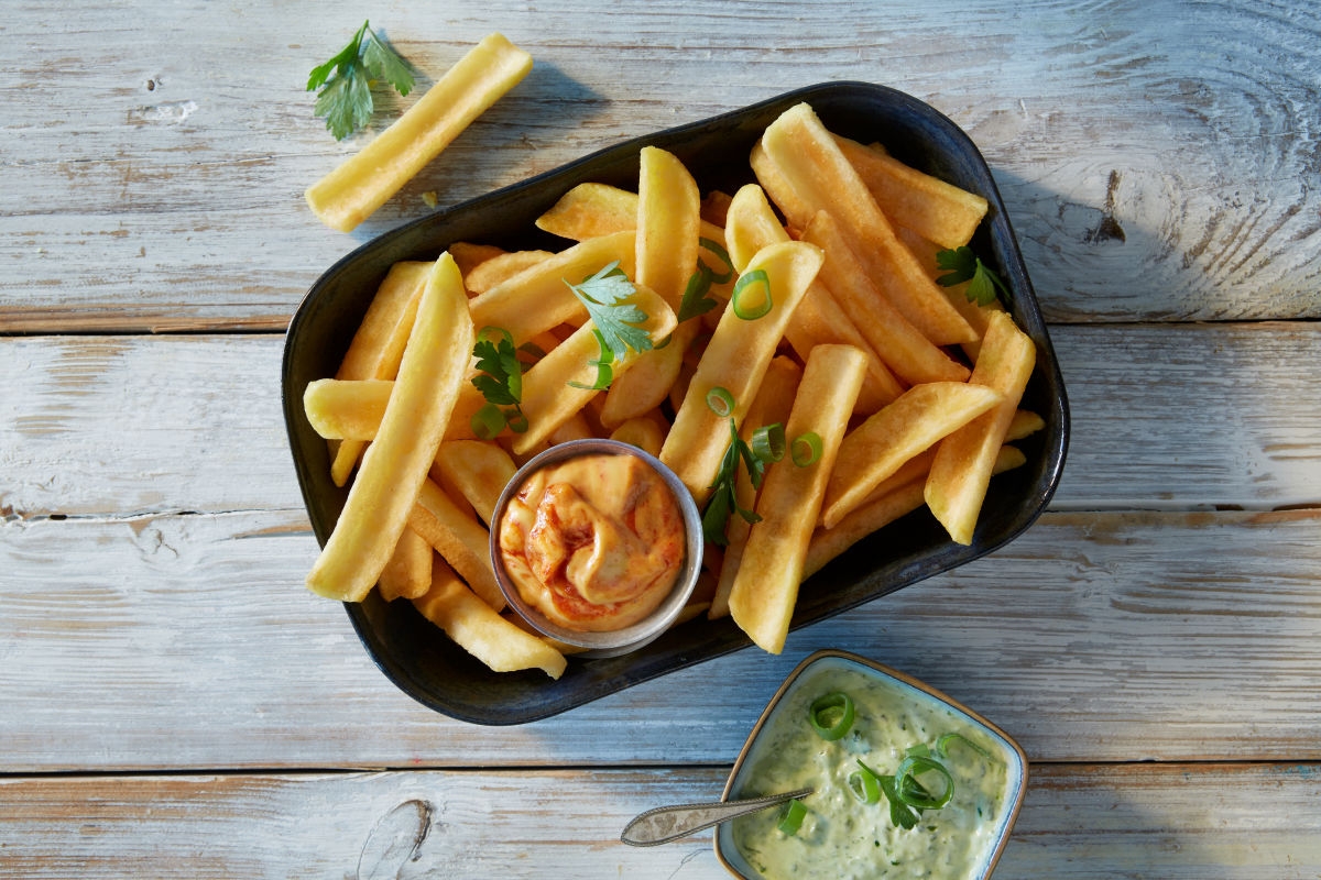Avikos Grip n Dip Löffel-Pommes auf Holzboden in dunkler schale angerichtet