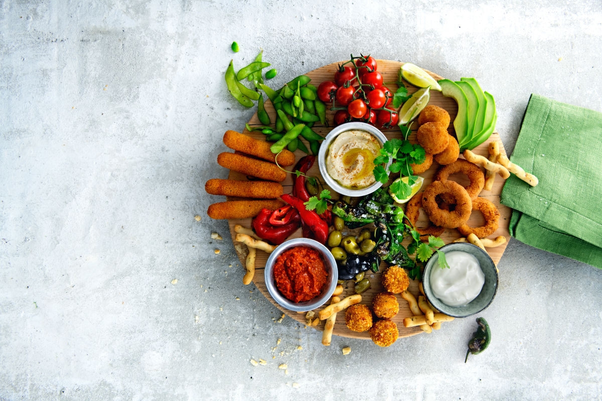 Teller mit allerlei Snacks aus dem Aviko Sortiment und in Trend Beilagen zum dippen aus Vogelperspektive