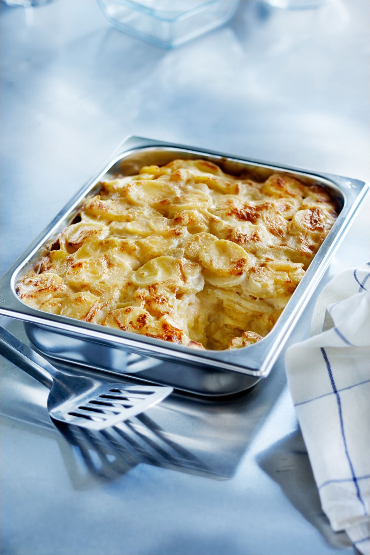 Kartoffelgratin in silberner Gastro Schale für die Verkehrsgastronomie