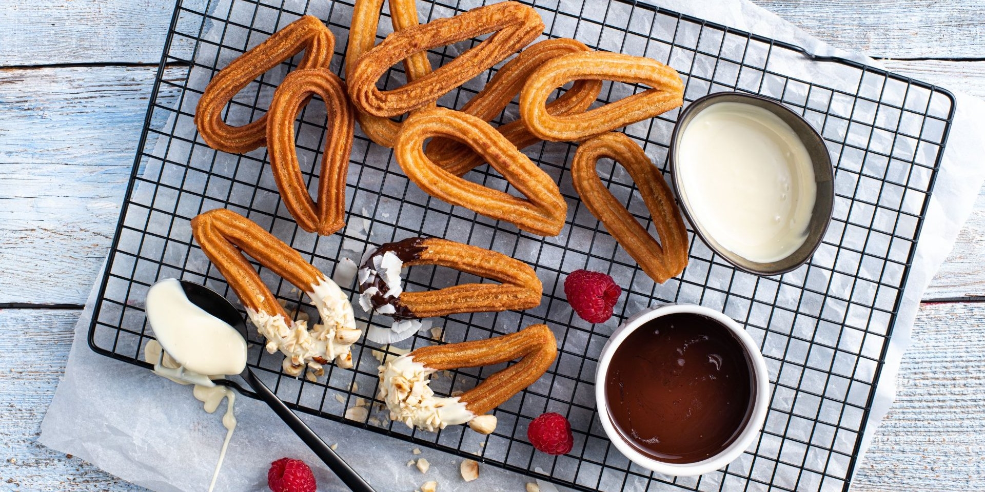 Churros mit weißer und dunkler Schokoladensauce