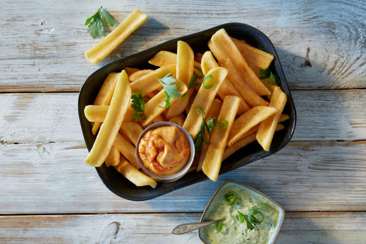 Avikos Grip n Dip Löffel-Pommes auf Holzboden in dunkler schale angerichtet