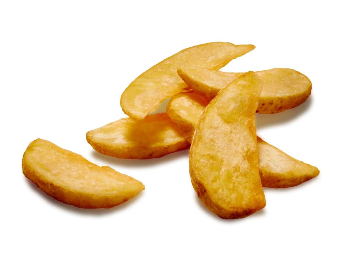 detail thin wedge dünner kartoffelspalten weisser hintergrund nahaufnahme