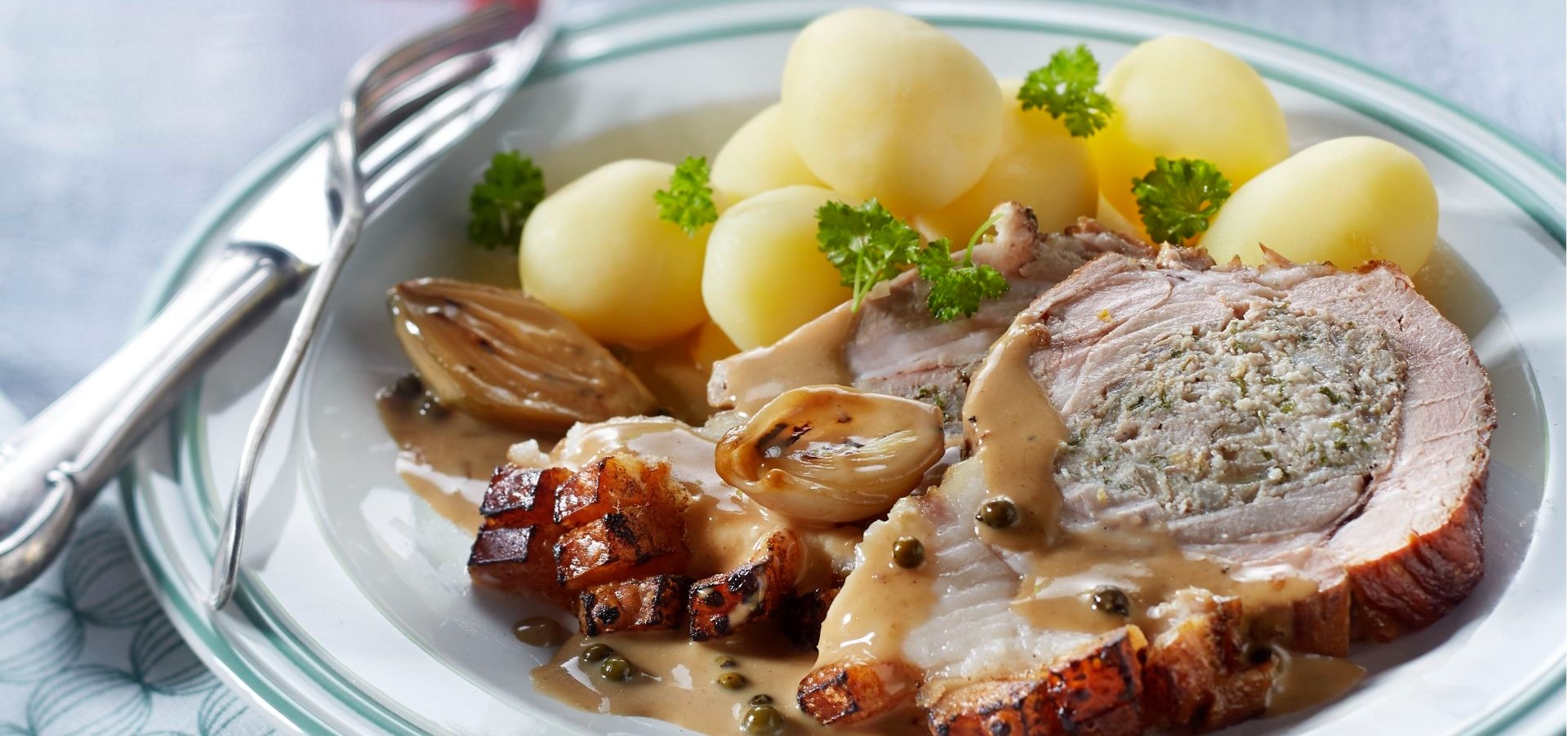 Aviko recipe Gefüllter Krustenbraten mit Schalotten-Pfeffersoße