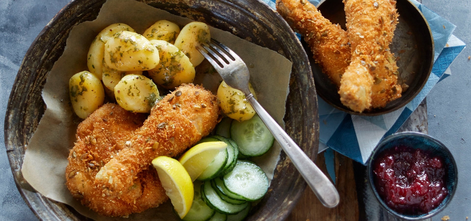 aviko-reisgids-o-sterreich_kartoffeln-hausfrauensschnitt_-steirisches-backhendl-mit-ku-rbiskernmantel-und-preiselbeeren