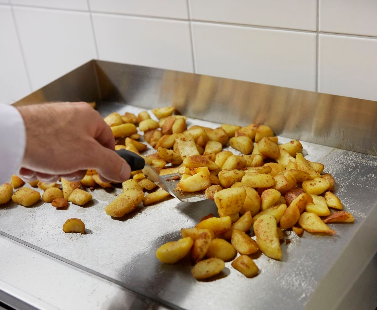 rustikale bratkartoffeln auf heisser platte angebraten