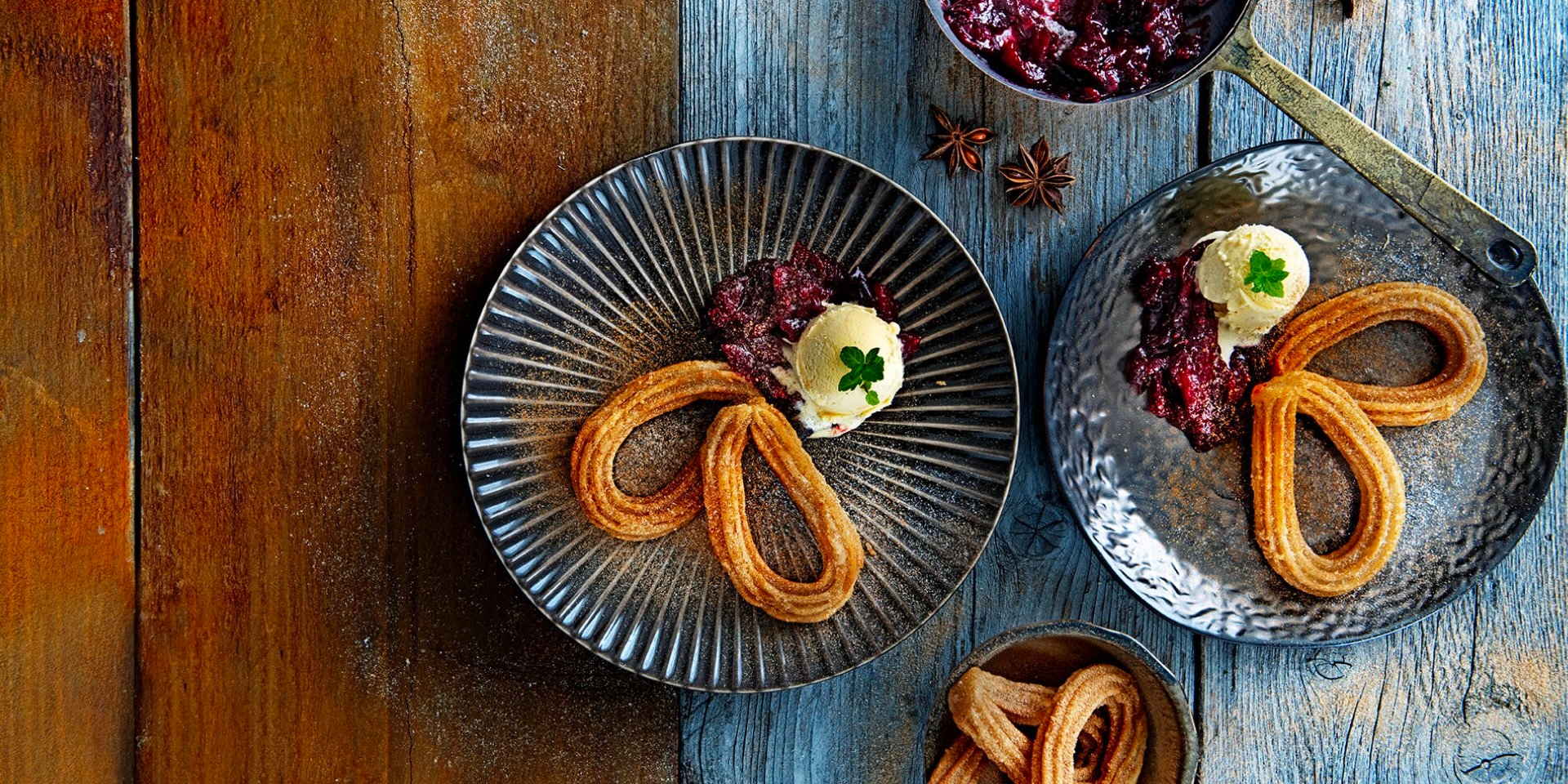 Churros mit warmem Preiselbeerkompott und Eiscreme